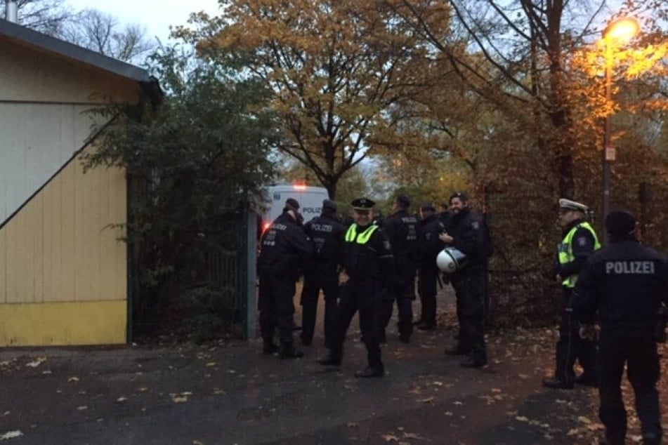 Bevor es zu einer Räumung des Gebäudes kam, ergaben sich die Aktivisten freiwillig.