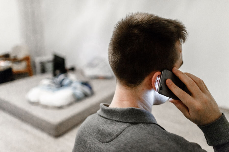Ein Mann ruft bei der Telefonseelsorge an.
