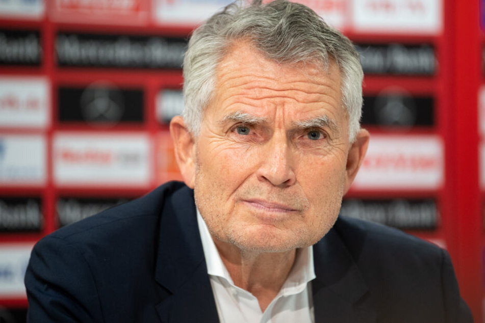Der Präsident des VfB Wolfgang Dietrich bei einer Pressekonferenz.