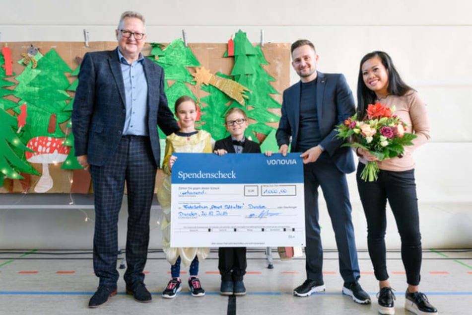 Schulleiter Jörg Jacobi (l.) erhielt den Spendenscheck von Andreas Süßenbach (Leiter Kundenservice Vonovia) sowie Thuy Ly Kukutz (Assistenz bei Vonovia).