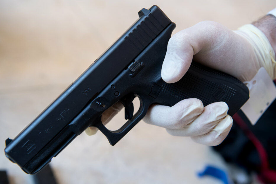 Die Waffe vom Typ Glock 17 wurde zur Fahndung ausgeschrieben. (Archivbild)