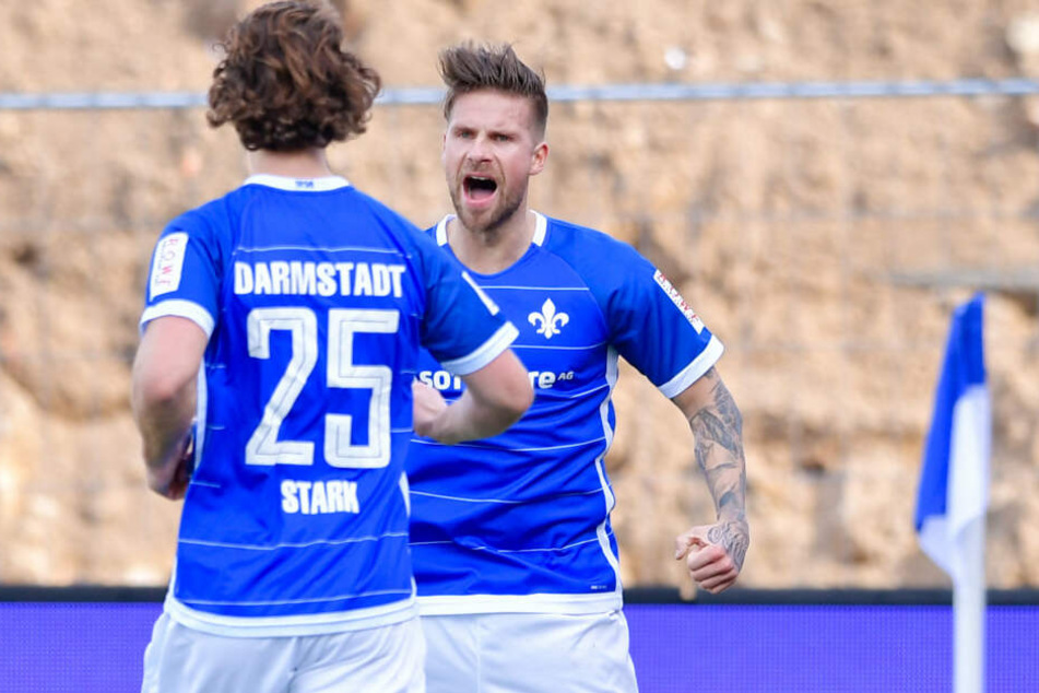 Ex-Dynamo Tobias Kempe (hinten) feiert mit Yannick Stark seinen verwandelten Elfmeter zum 1:0 für die Lilien.
