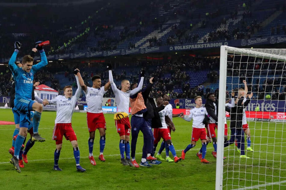 Nach der Partie feierte die Mannschaft vor der Fankurve.