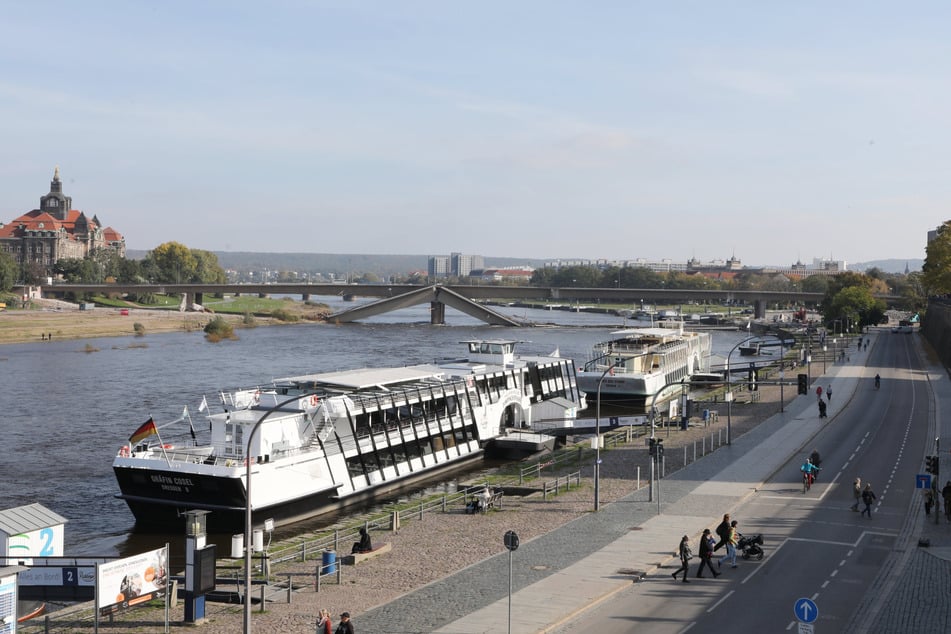 Am Terrassenufer starten die Fahrten elbabwärts. "August der Starke" müsste allerdings zur Umrüstung in die Werft auf die "anderen Seite".