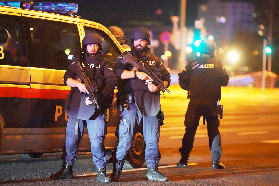 Polizisten einer österreichischen Spezialeinheit stehen vor ihrem Streifenwagen (Symbolbild).