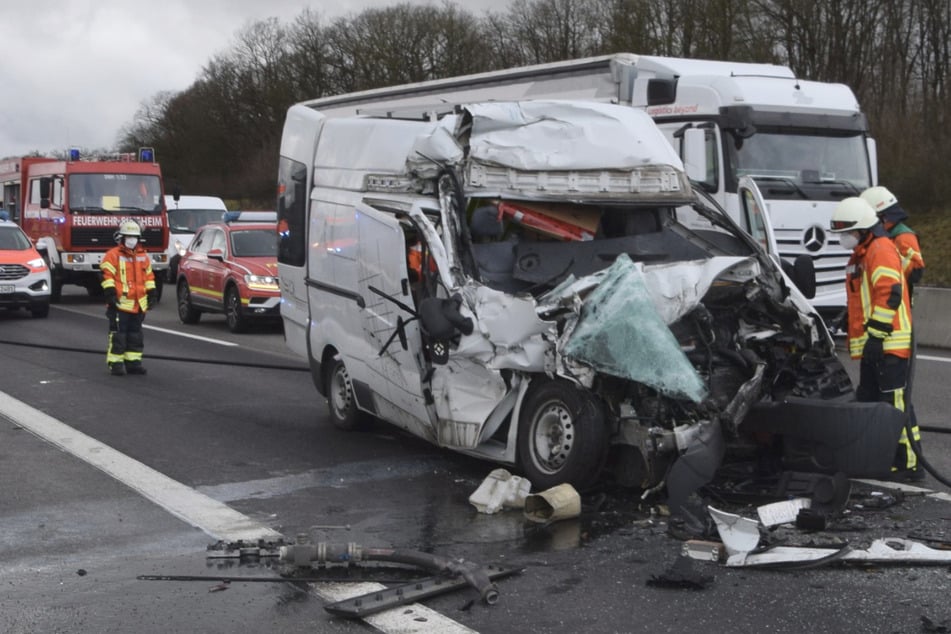 Unfall A6: Heftiger Unfall auf der A6: Sprinterfahrer kracht in Lastwagen