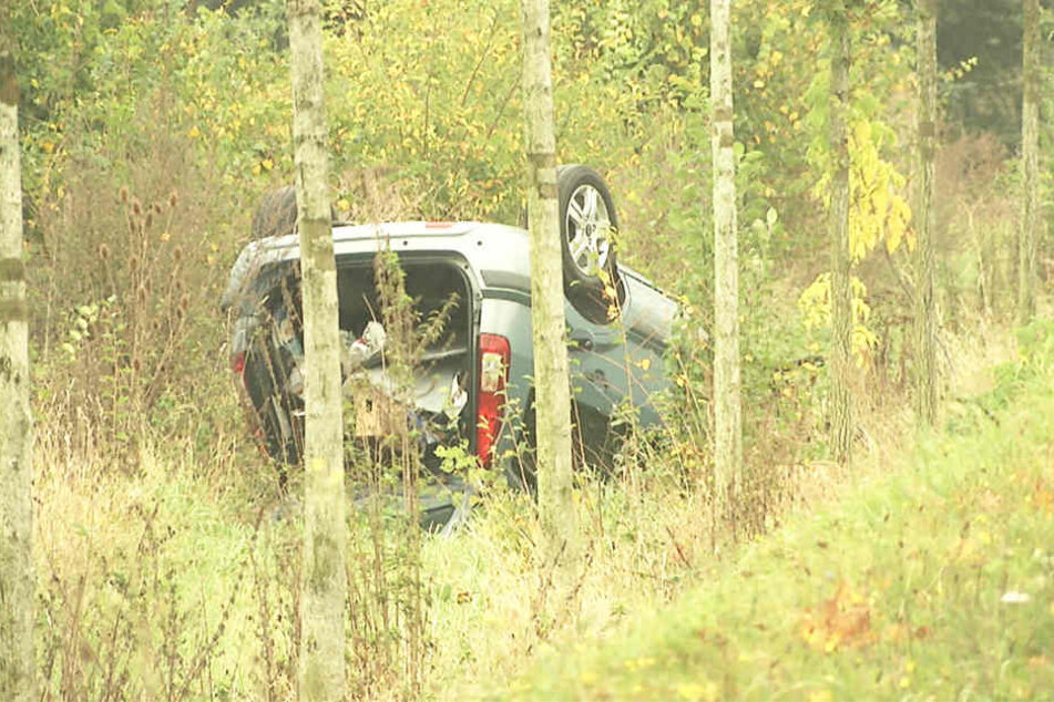 Den Ford schleuderte es in den Straßengraben. Das Auto kam auf dem Dach zum Liegen.