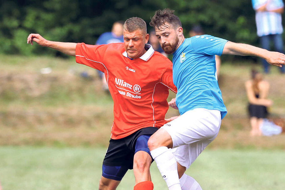Pascal Itter (r.), hier im Testspiel gegen den Lugauer Candy Dietze, will in der Vorbereitung seinen Stammplatz behaupten. Er hat mit Paderborn 2016/17 bereits in der 3. Liga gespielt.