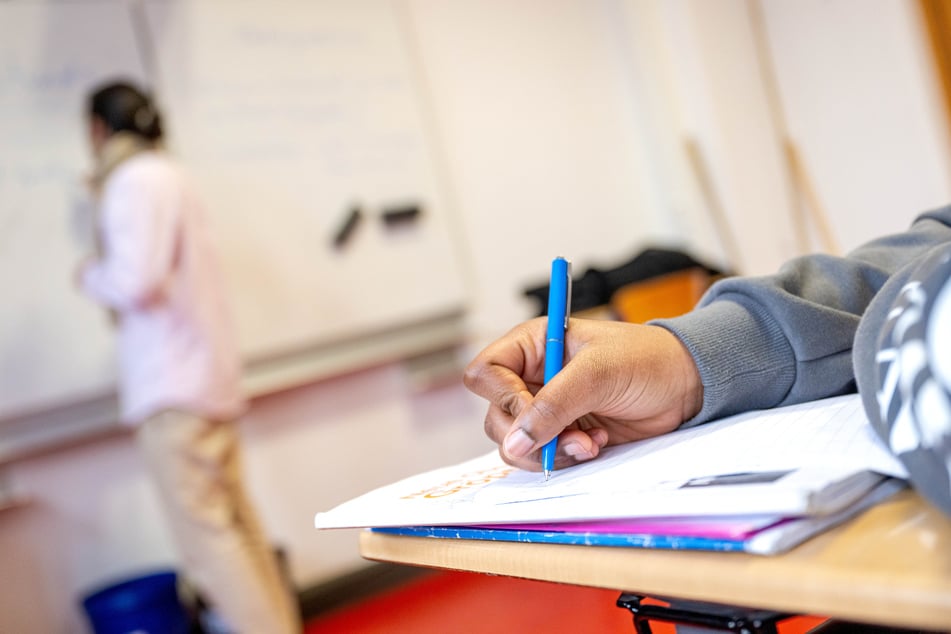 Die Kinder können lesen, rechnen sowie schreiben lernen und werden von Fachpersonal betreut. (Symbolbild)