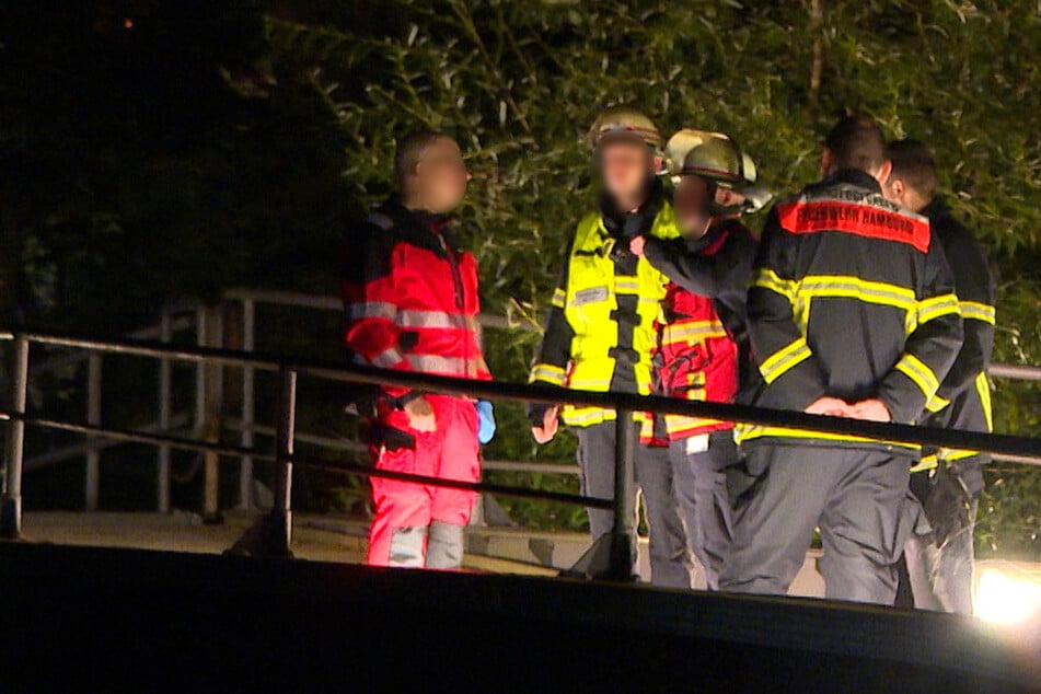 Hamburg: Offenbar lebloser Mann in Elbe gesichtet: Einsatzkräfte starten Suchaktion