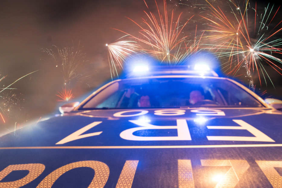 Nachdem er in die Gruppe geschossen hatte, feuerte der 18-Jährige auf den Streifenwagen. (Fotomontage/Symbolbild)