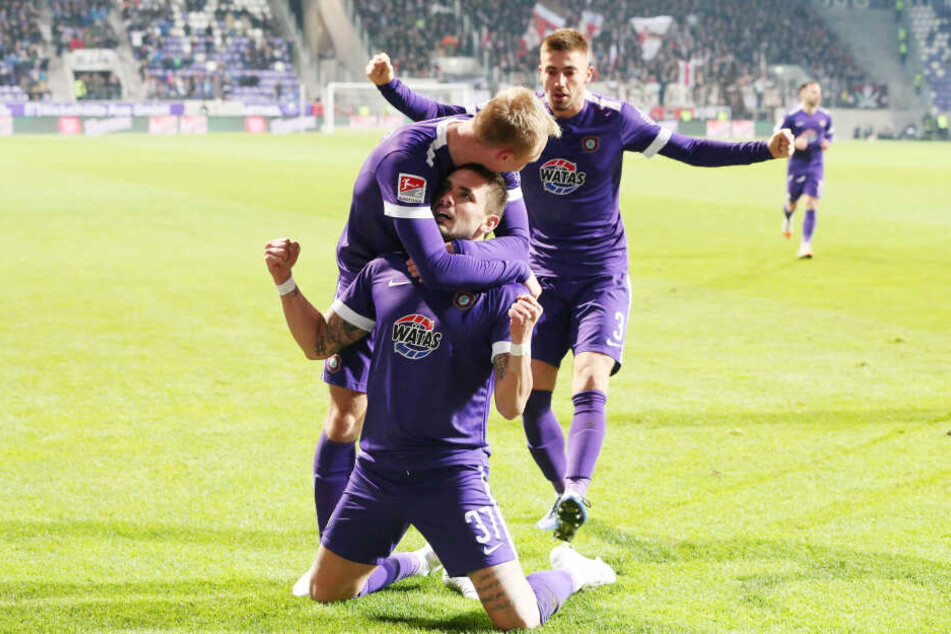 Die drei Auer "Millionäre": Marko Mihojevic (r.) und Florian Krüger (oben) jubeln mit Pascal Testreot.