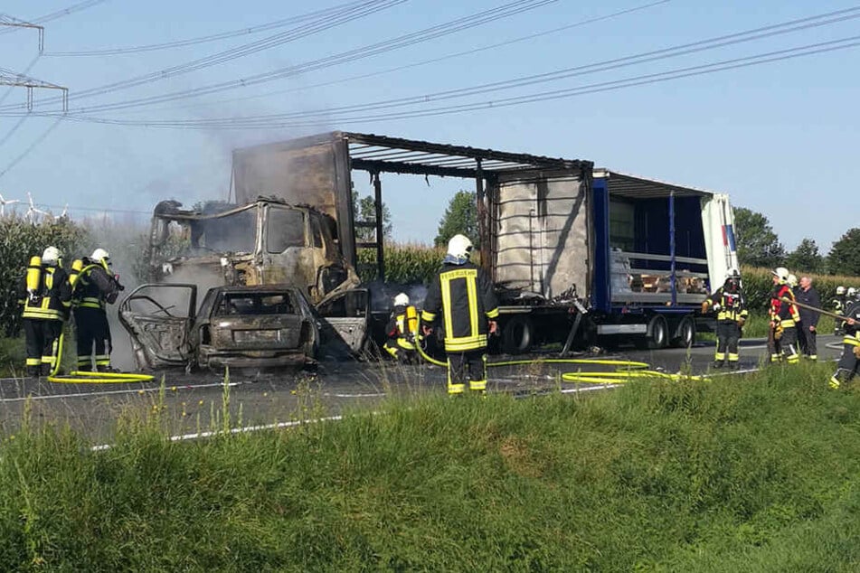 Beide Fahrzeuge brannten vollkommen aus.