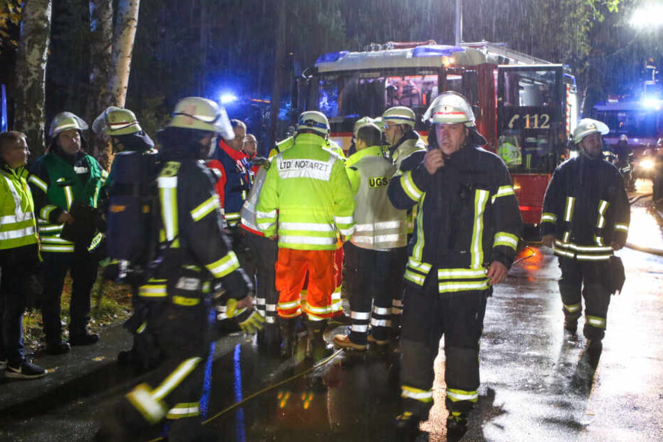 Die Einsatzkräfte mussten unter anderem einen Mann vom Dach des Hauses retten.