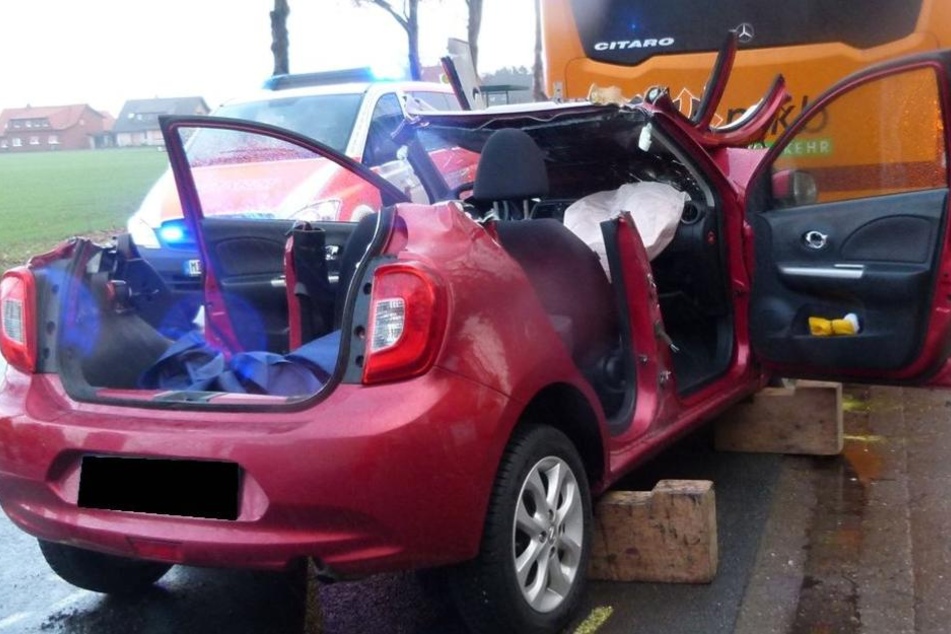 Der Nissan prallte in das Heck des Schulbusses.