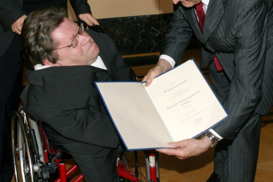 Peter-Ernst Radtke wird im Jahr 2007 mit der Bayerischen Verfassungsmedaille in Silber ausgezeichnet.