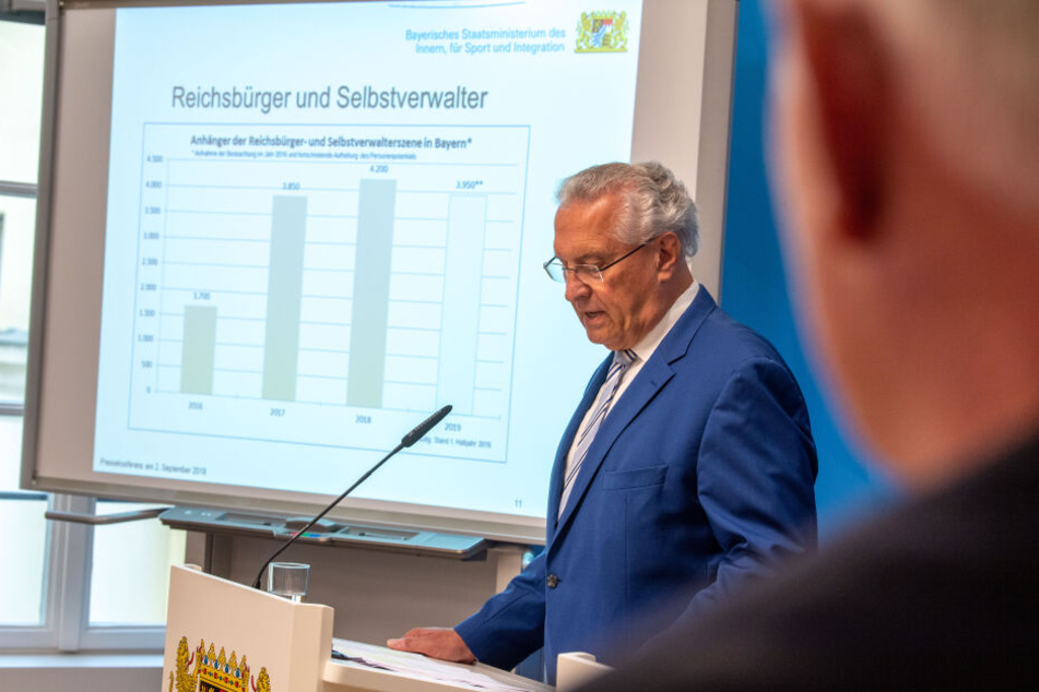 Joachim Herrmann (CSU), Innenminister von Bayern, vor einer Darstellung zu Reichsbürgern in Bayern.