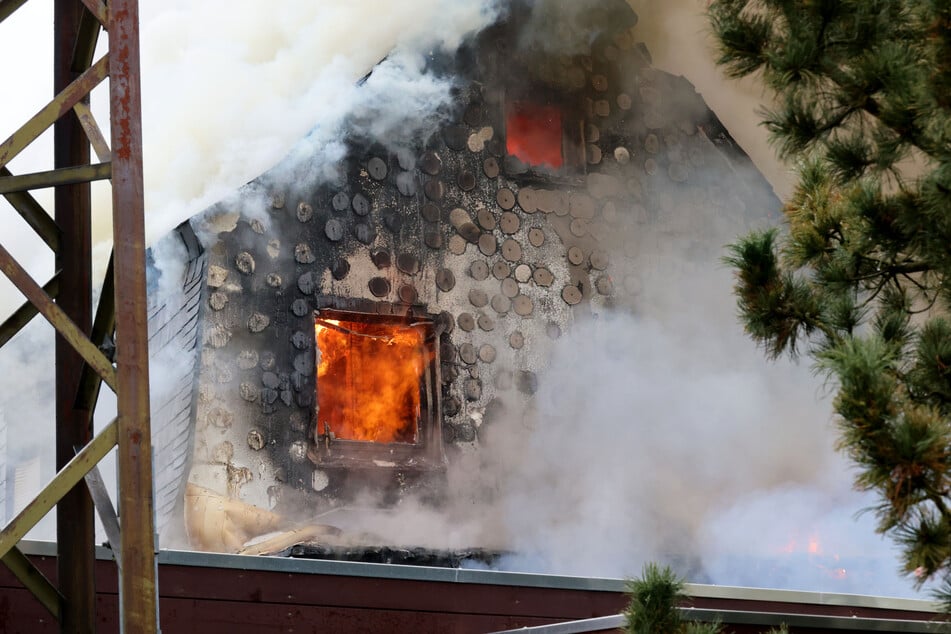 Flammen loderten aus den Fenstern.