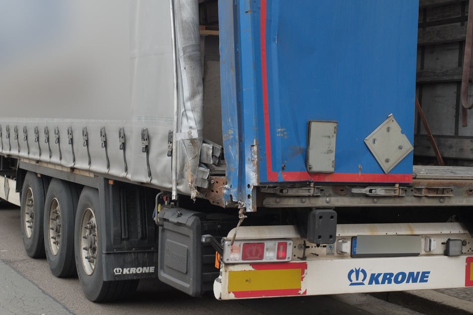 An dem Lkw sind die Schäden des Unfalls ebenfalls klar zu erkennen.