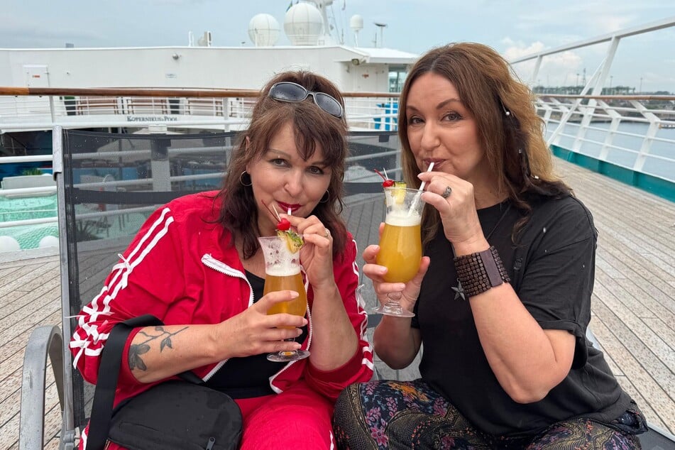 Hanka Rackwitz (56, r.) nimmt mit Schwester Antje (59) für die VOX-Show "Volle Kraft voraus" an einer Kreuzfahrt teil.