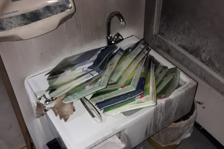 Bücher lagen im Waschbecken.