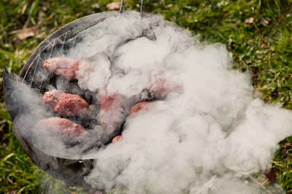 Der Grillplatz ist nah am Wald - zu nah. (Symbolbild)