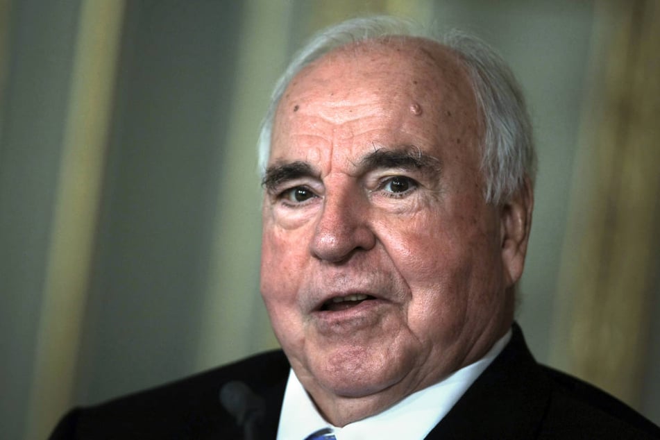Zunächst wird Helmut Kohl (†87) bei einer festlichen Veranstaltung gedacht, bevor das neue Straßenschild enthüllt wird.
