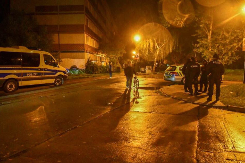 Die Erich-Kästner-Straße in Halle-Silberhöhe wurde weiträumig abgeriegelt.