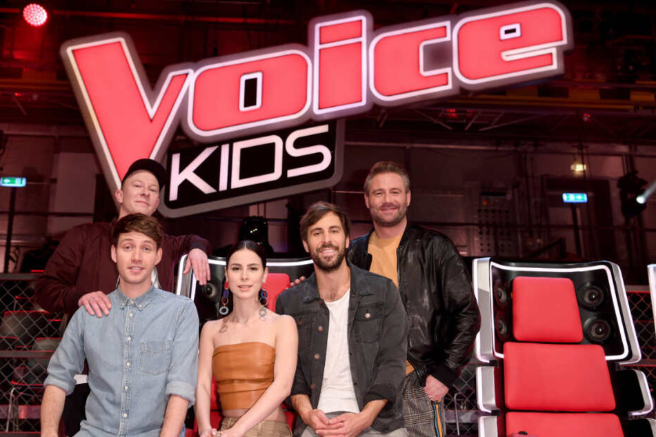 Die Coaches Florian Sump und Lukas Nimscheck (der Band Deine Freunde) Lena Meyer-Landrut, Max Giesinger, und Sasha am Rande der Sendung "The Voice Kids" (v.l.n.r.).