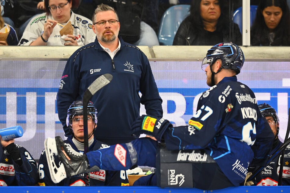 Coach Bo Subr (46, h.) sieht sein Team gerüstet für den DEL2-Auftakt gegen Kassel.