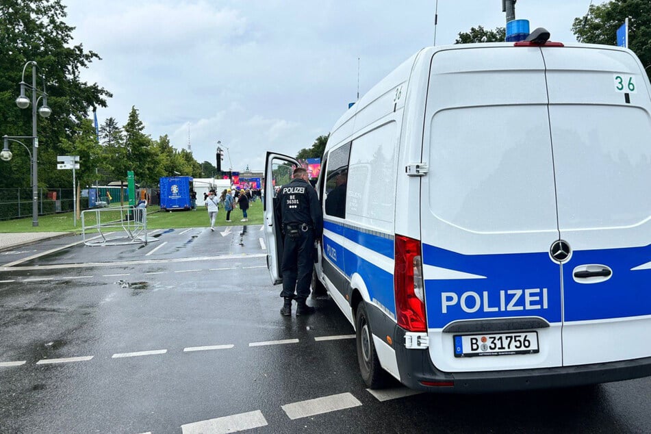 Berlin: EM 2024: Polen-Fans attackieren Polizisten am Eingang zur Fanmeile