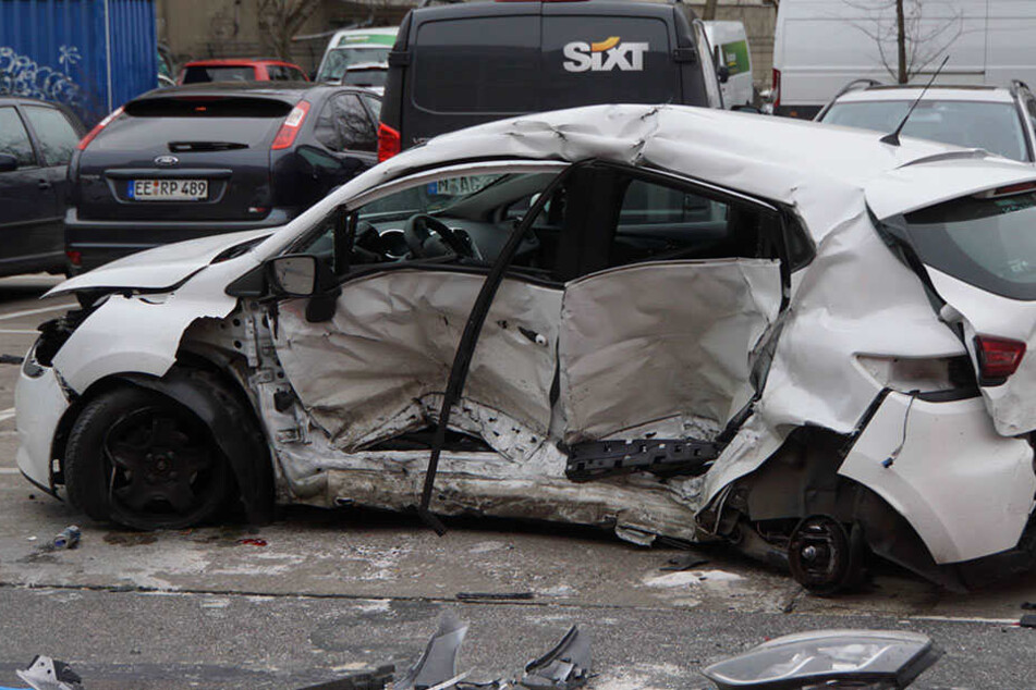 Das Polizeiauto fuhr in die linke Seite des Kleinwagens.