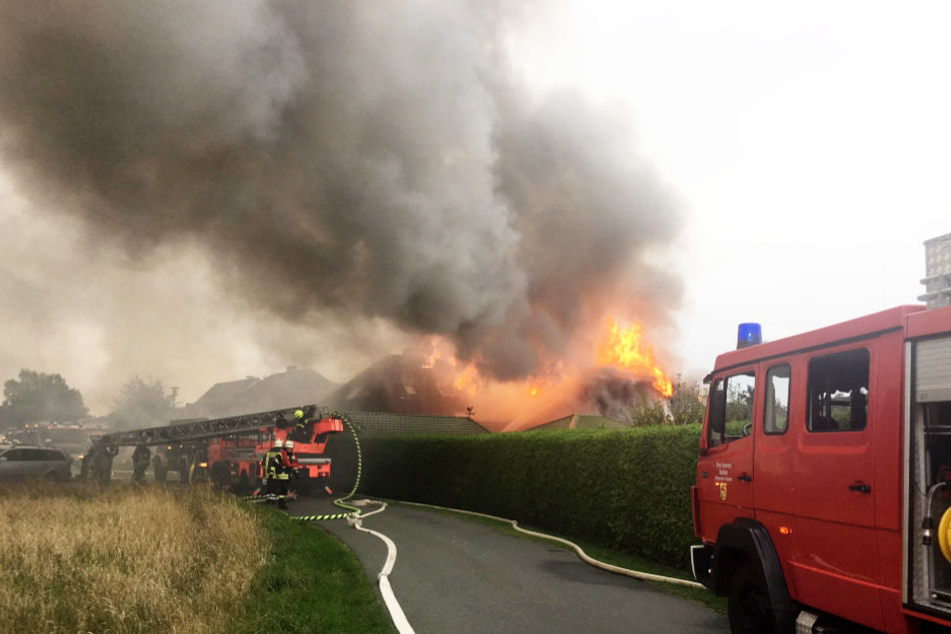 Als die Feuerwehr vor Ort eintraf, stand das Haus komplett in Flammen.
