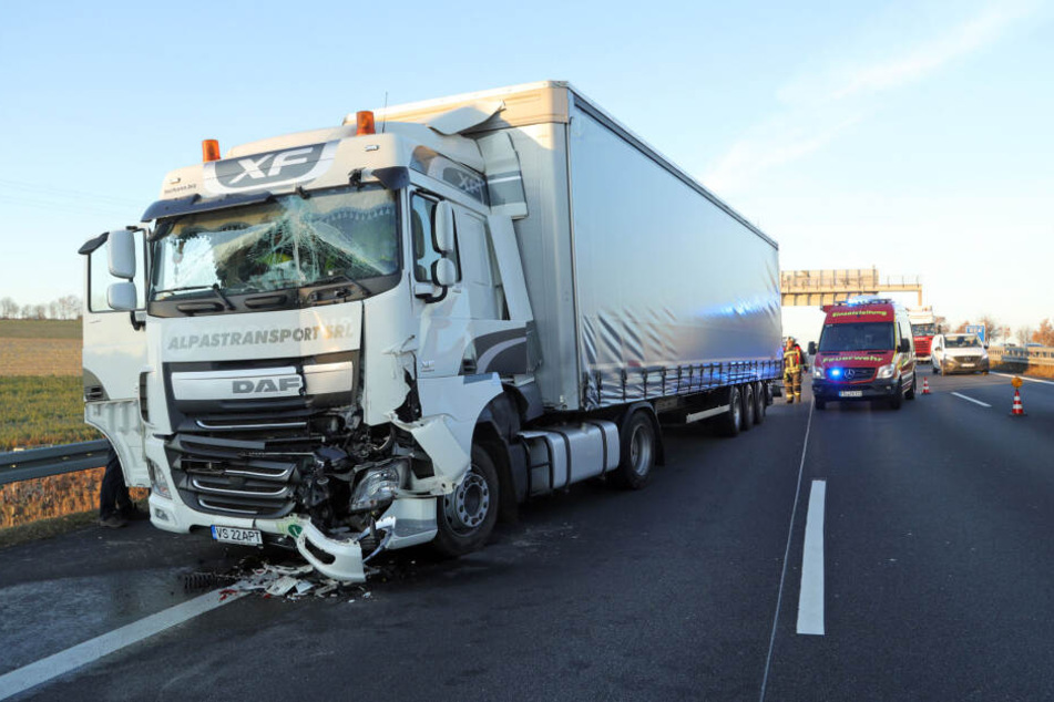 Einer der beteiligten Sattelschlepper wurde durch den Unfall stark beschädigt.