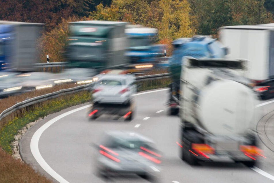 Mitten auf der Autobahn machte der Brummi-Fahrer ein Nickerchen. (Symbolbild)