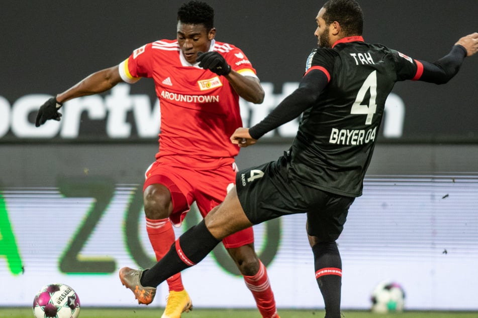 Unions Taiwo Awoniyi (23, l.) im Zweikampf mit Leverkusens Jonathan Tah (25, r.). Die Liverpool-Leihgabe kehrt zu Union zurück.