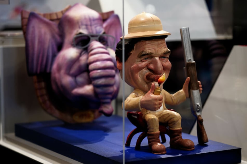 Das Modell eines Rosenmontagswagen zum Machtwechsel von Helmut Kohl zu Gerhard Schröder von Jacques Tilly ist in der Ausstellung "Zugespitzt" im Haus der Geschichte zu sehen.