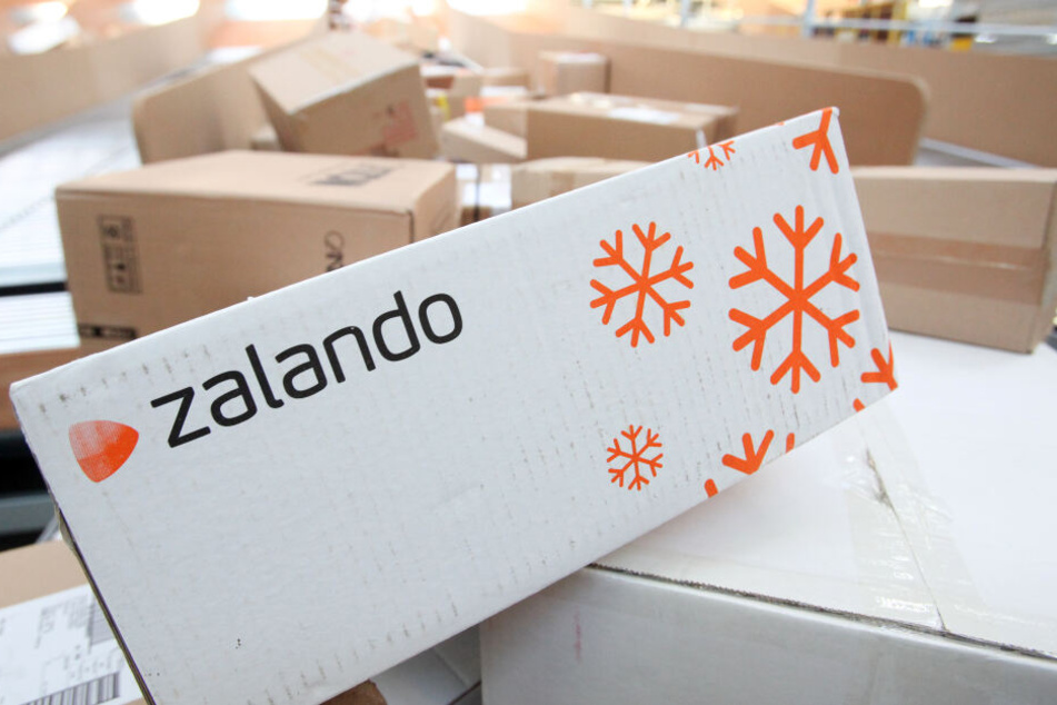 Der Online-Händler Zalando will klimaneutraler werden (Symbolbild).