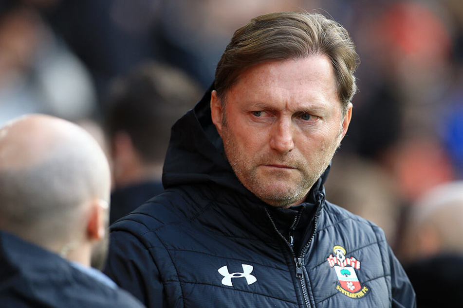 Ralph Hasenhüttl (51), Trainer des englischen Fußball-Erstligisten FC Southampton hat seinen Spielern verboten, am Abend vor einer Partie das WLAN im Teamhotel zu nutzen.
