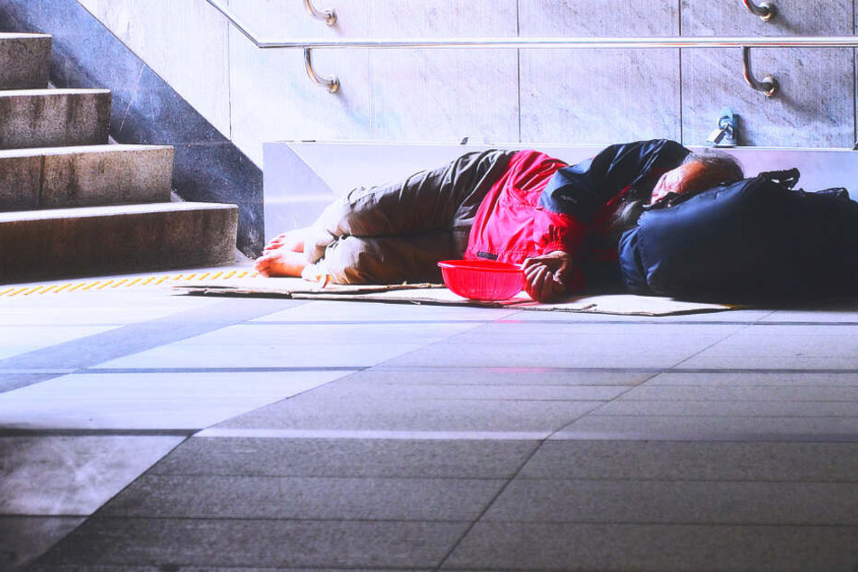 Der Obdachlose ist wohl mit einer brennenden Zigarette eingeschlafen. (Symbolbild)