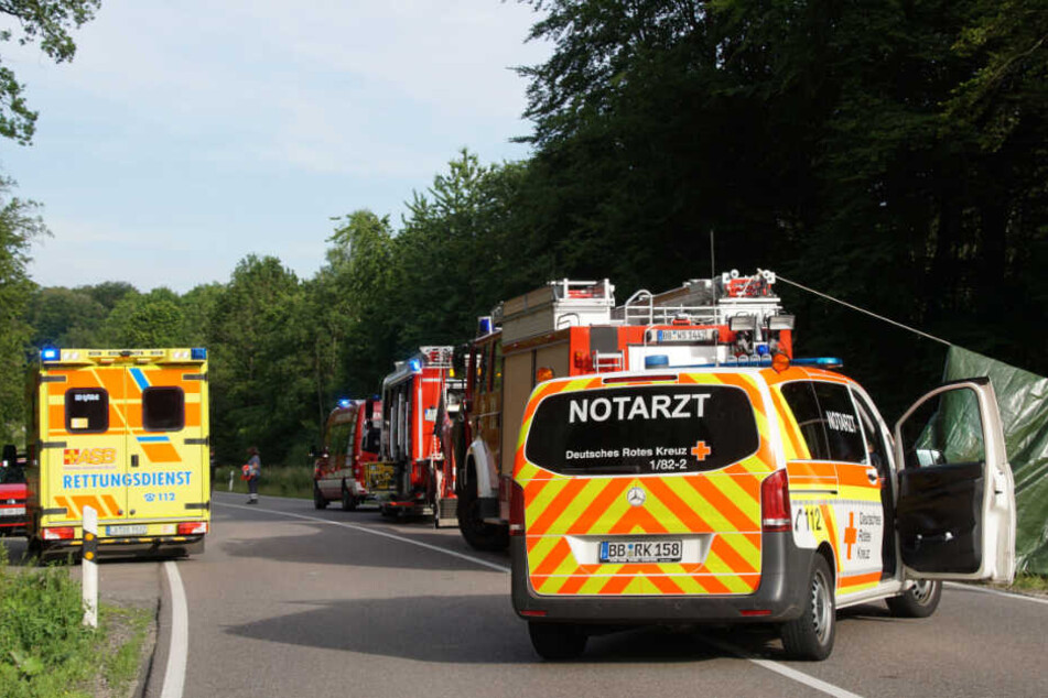 Einsatzkräfte an der Unfallstelle.
