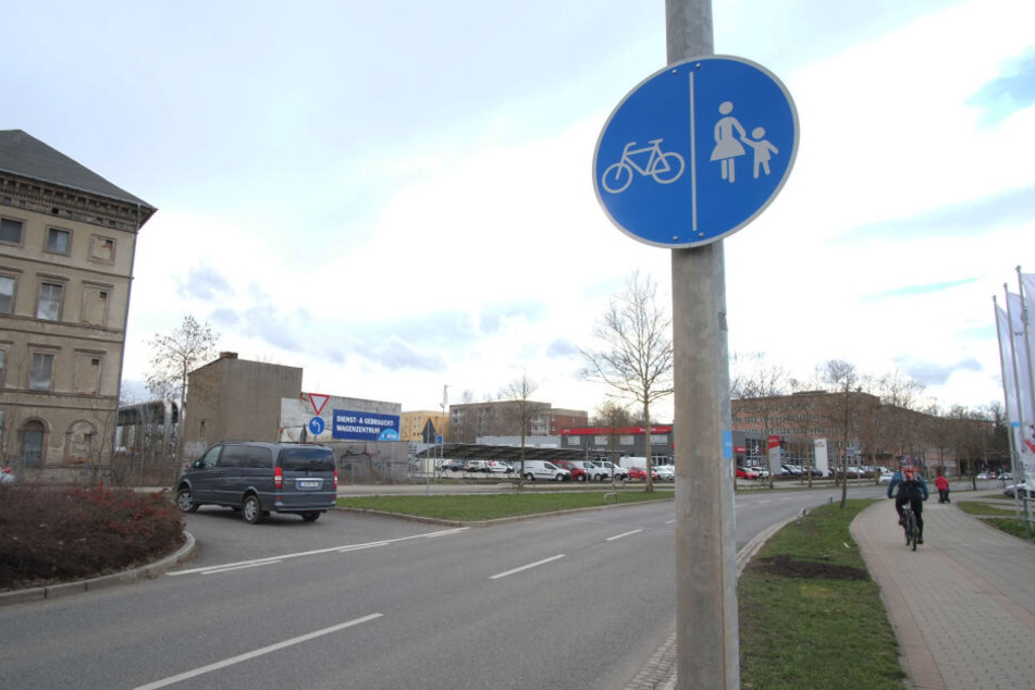 Hier teilen sich Fußgänger und Radler eine Trasse. Dabei sollte ein Radweg mindestens 3,50 Meter breit sein, sodass er von Familien sicher genutzt werden kann.