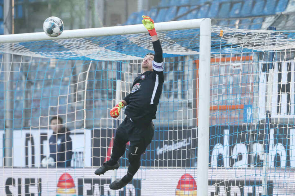Aue-Keeper Martin Männel pariert einen Bochumer Freistoß.