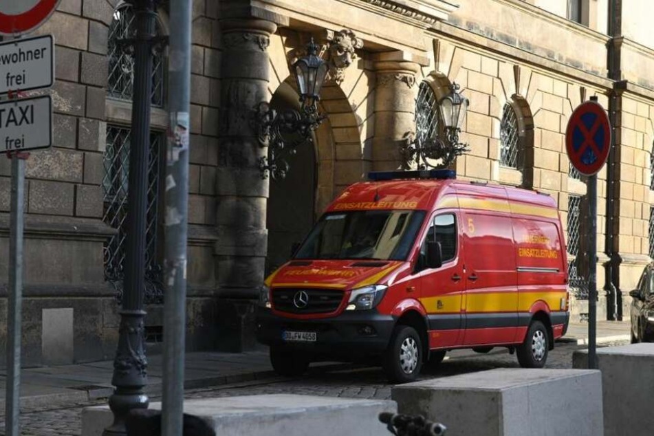 Ein Einsatzfahrzeug der Feuerwehr vor dem Residenzschloss.