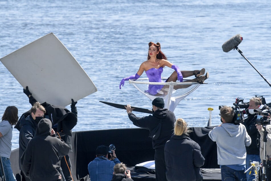 Finalistin Jacky posierte am Freitag bei Dreharbeiten für die Final-Show der 15. Staffel auf einem Boot auf der Spree.