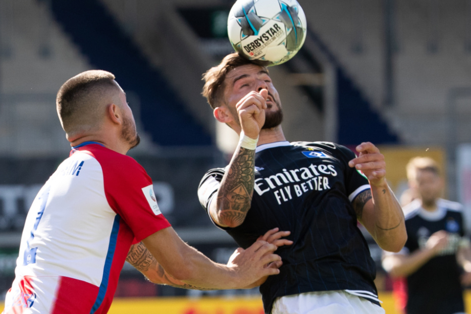 Heidenheims Marnon Busch (25, links) in Aktion gegen Hamburgs Tim Leibold (26).