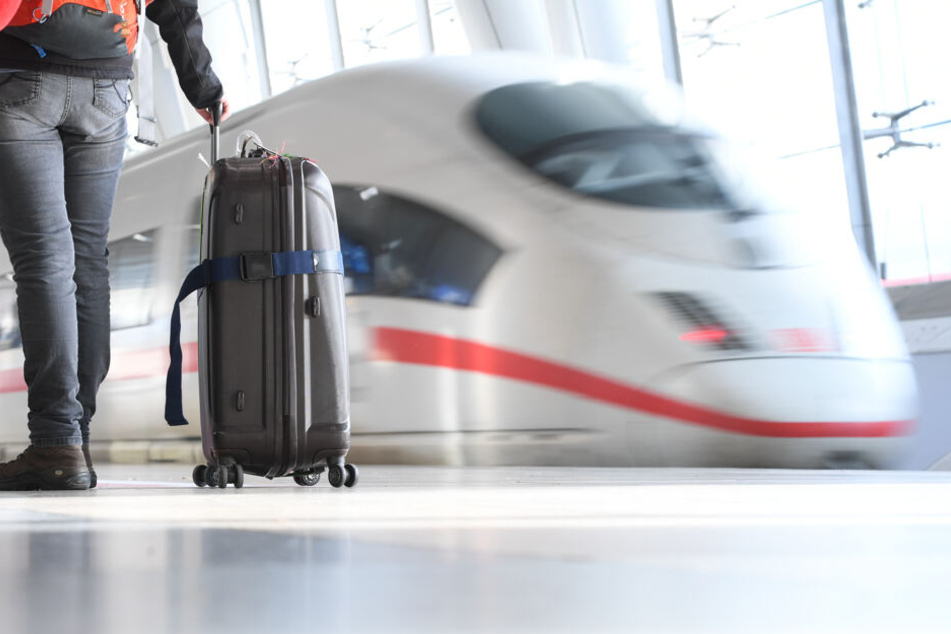 Ein ICE verlässt einen Bahnhof. (Symbolbild)