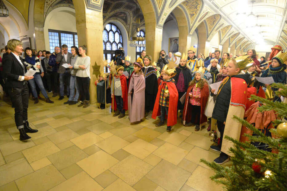 Oberbürgermeisterin Barbara Ludwig (57, SPD) sang mit den Sternsingern traditionelle Lieder zum Dreikönigstag.