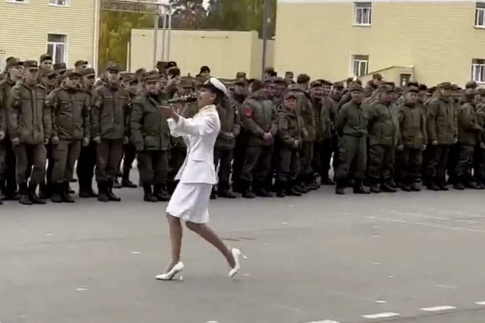 Die Frau in der weißen Militäruniform singt vor den russischen Rekruten ein Lied - und zwar ein ukrainisches!