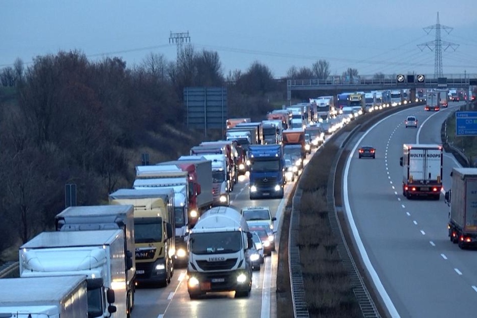 Für knapp drei Stunden musste die Autobahn 14 bei Schönebeck gesperrt werden.